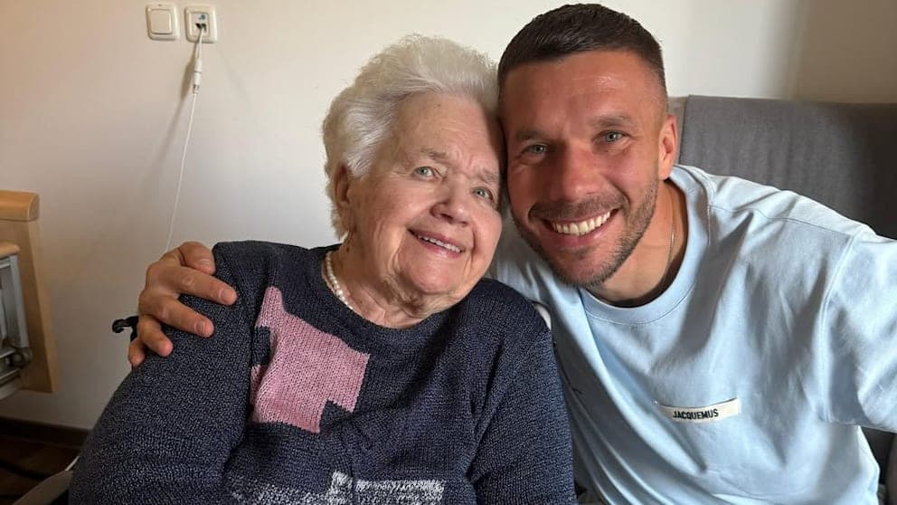Lukas Podolski mit seiner verstorbenen Oma Helene