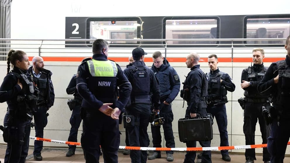 Einsatzkräfte am Donnerstagabend am Bahnhof Siegburg nach dem mutmaßlichen Anschlagsversuch im ICE