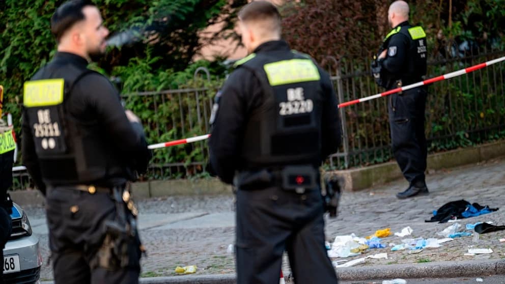 Spurensicherung am Berliner U-Bahnhof Sophie-Charlotte-Platz nach tödlichem Messerangriff eines Syrers im Jahr 2025