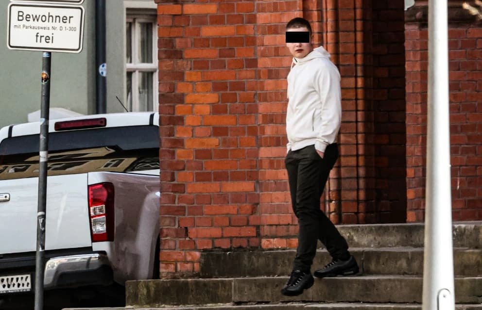 2,5 Jahre Haft für Teenager: Tritt und Film