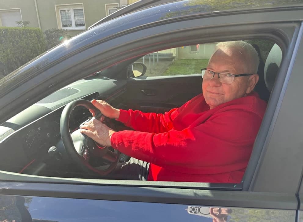 Uwe Kisker in seinem E-Auto. Weil es so leise ist, hupte er, um die Katze von der Straße zu vertreiben. Das gelang, doch es hatte Konsequenzen.