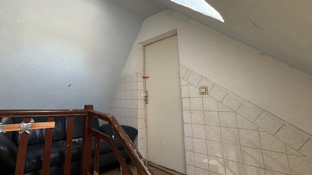 Die Dachgeschosswohnung, in der die Schüsse gefallen sein sollen, ist versiegelt worden. Hier fanden die Ermittler ein ganzes Waffenlager
