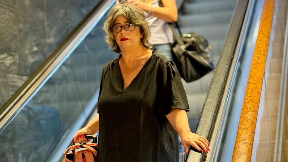 Konzentrierter Blick nach vorn: Keren Tennenbaum landete am Dienstagabend am Hamburger Flughafen. Am heutigen Mittwoch soll sie als Zeugin im Block-Prozess vor dem Landgericht Hamburg aussagen