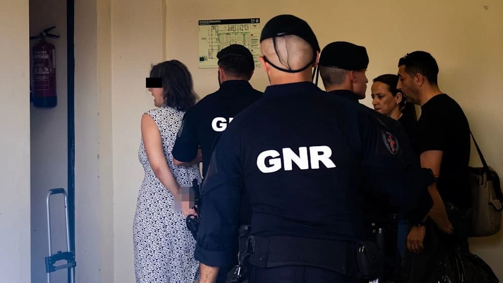 Kinder in Portugal ausgesetzt: Mutter singt auf Weg zum Haftrichter