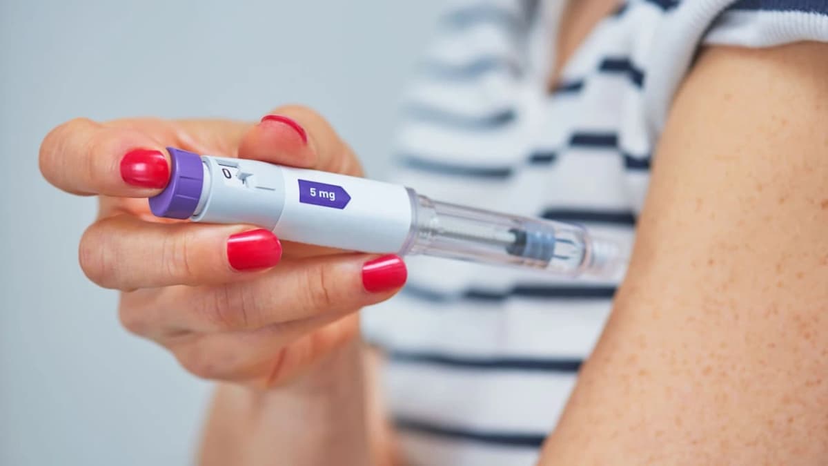 Patientin injiziert sich selbst ein Medikament zur Gewichtsreduktion
