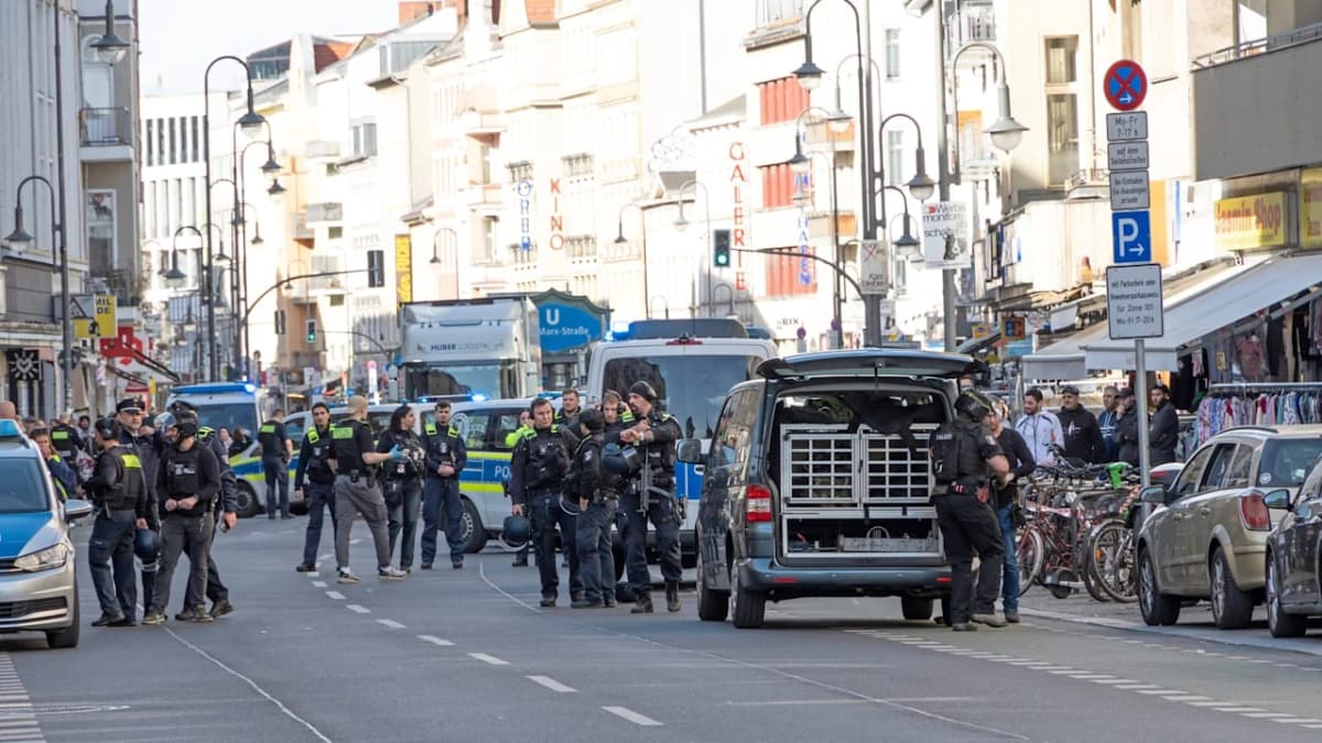 Polizisten sichern nach einer Schießerei auf der Karl-Marx-Straße in Berlin-Neukölln den Tatort