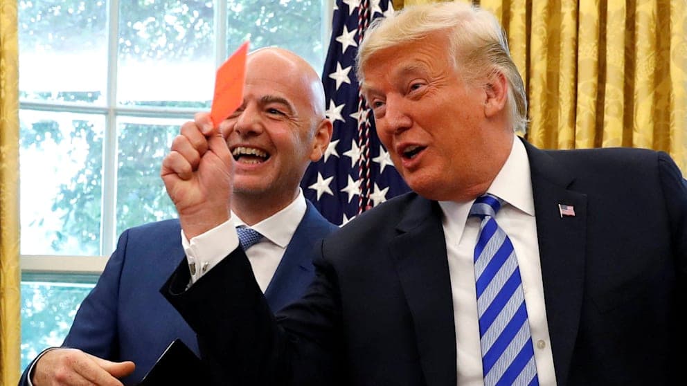 Vor dem Weißen Haus sorgten US-Präsident Trump und FIFA-Chef Infantino bei einem früheren Treffen mit einer Roten Karte für Lacher.