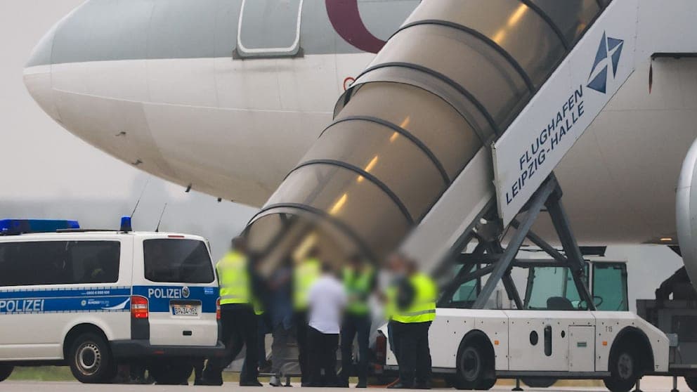 2025: Bundespolizisten eskortieren Migranten in Leipzig zum Flugzeug nach Kabul.