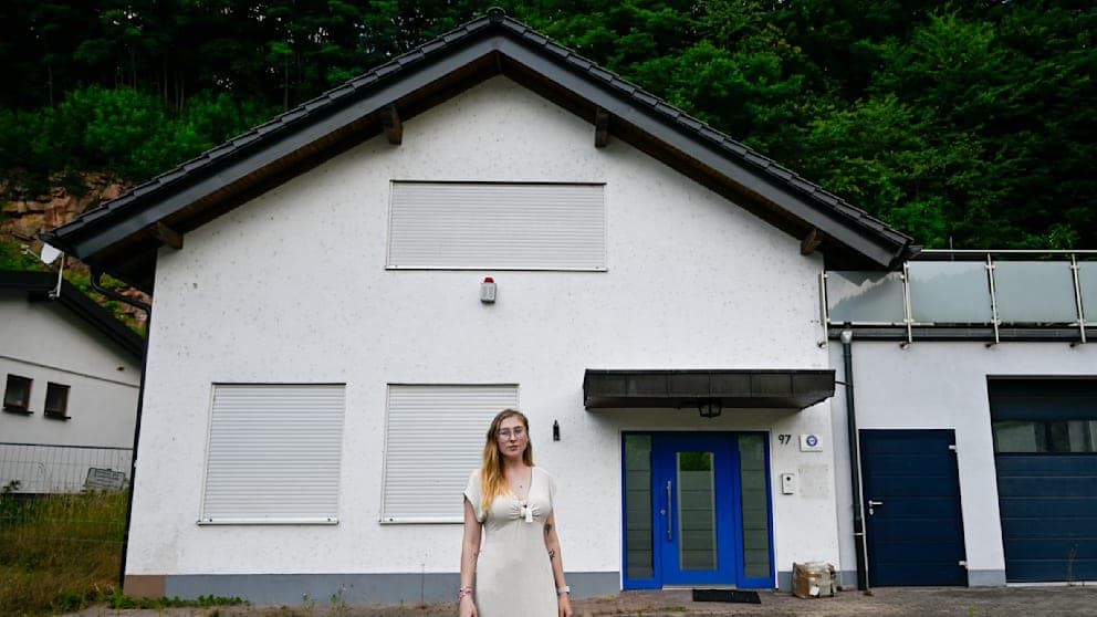 Adriana Dobihal (28) steht vor ihrem Haus, darf ihr Grundstück aber nicht mehr betreten und kann daher ein vor der Tür abgelegtes Paket nicht abholen.