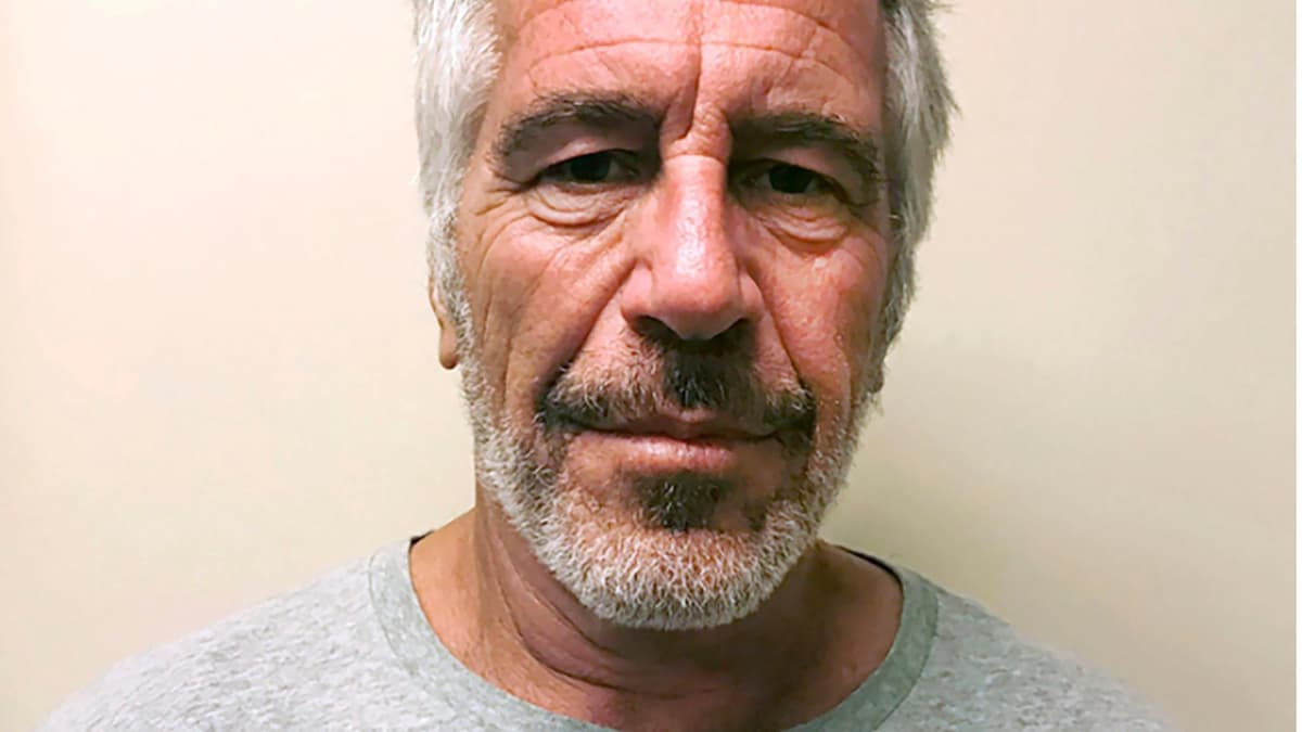 Jeffrey Epstein (†66) auf diesem Polizeifoto nach seiner Festnahme am 6. Juli 2019. Bereits elf Jahre zuvor soll er seine Assistentin während eines Freigangs missbraucht haben.