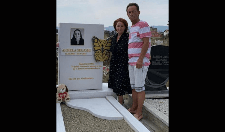 Im Kosovo steht Smaij Segashi mit seiner Frau Nazmije am Grab seiner vierzehnjährigen Tochter Armela, die er drei- bis viermal jährlich besucht.