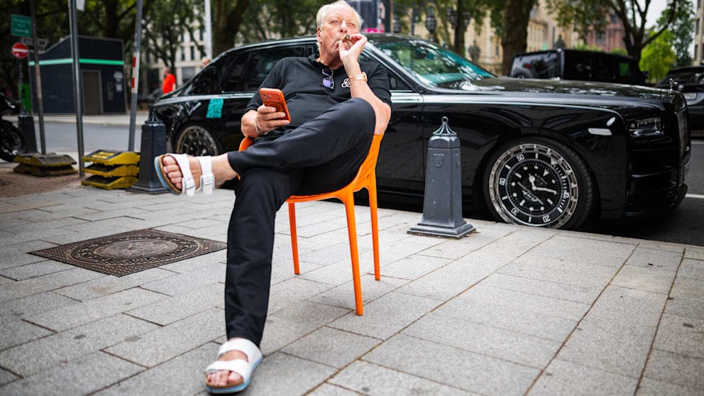 Der 69-jährige Klaus thront auf einem Plastikstuhl vor seinem Rolls-Royce, dessen 20.000 Euro teure Spezialfelgen im Ziffernblatt-Design sofort ins Auge stechen.