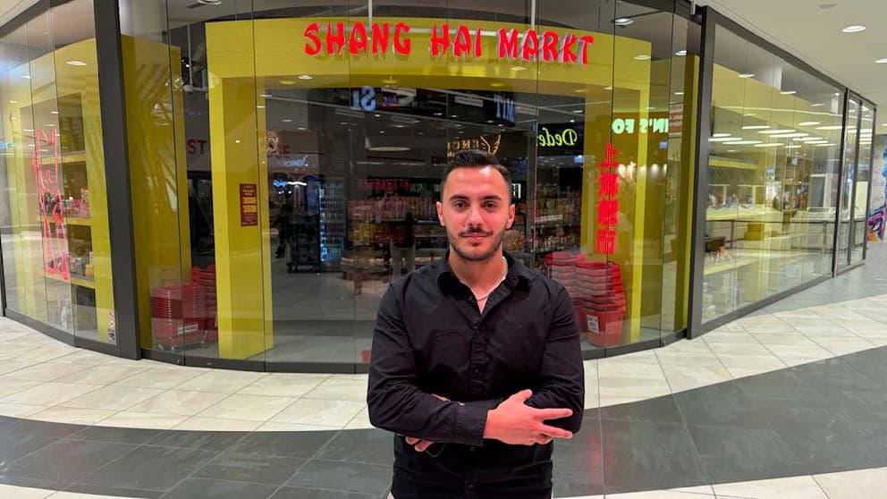 Talha Tasdemir, 23, half einer Frau, die von einem Mann attackiert und in Brand gesetzt wurde.