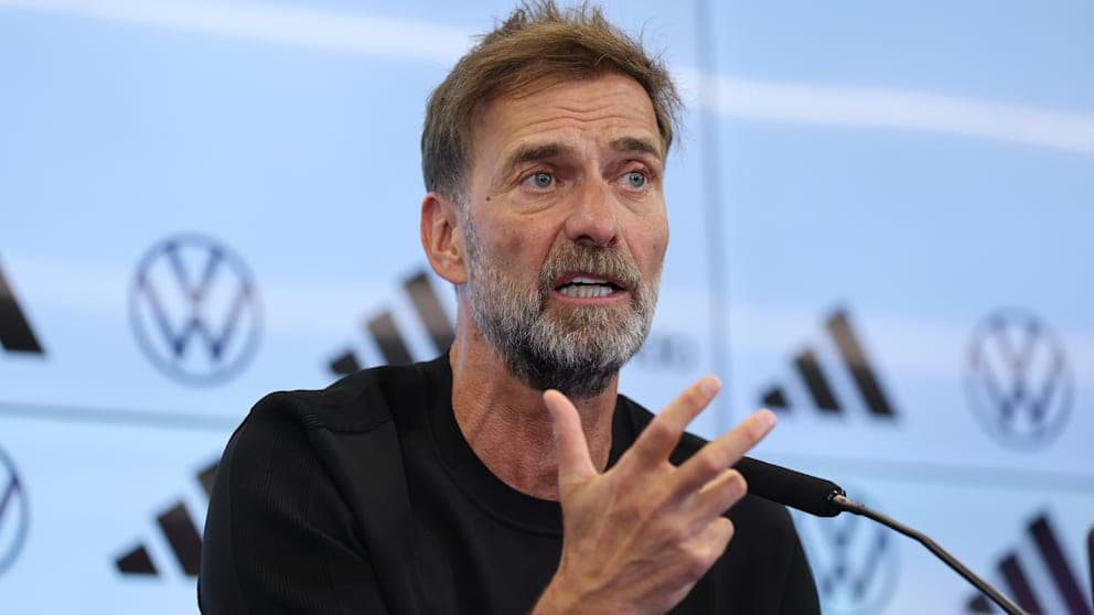 Jürgen Klopp (59) gibt seine erste Pressekonferenz als neuer Bundestrainer.