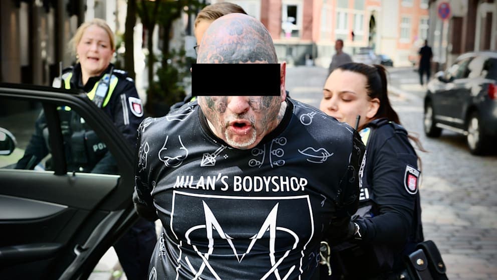 Die Polizei führt Thorsten d. V. in Handschellen ab – er grölt unbeirrt weiter.