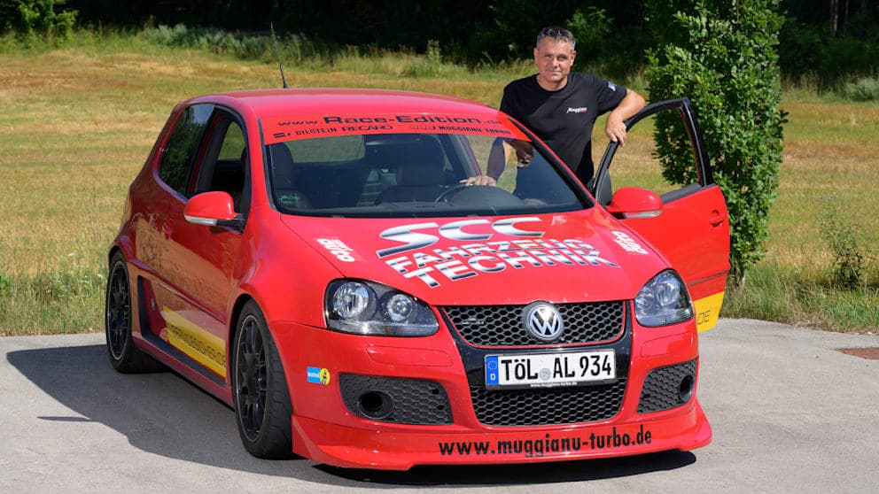 Peter Muggianu verwandelte seinen roten Flitzer in die Rennwagen-Optik von 2009.