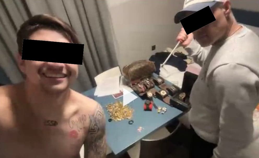 Mit der Beute posieren die Täter vor der Kamera. Joaquin M. (l.) erhielt dafür drei Jahre und sechs Monate, sein Komplize Robert R. vier Jahre Haft.