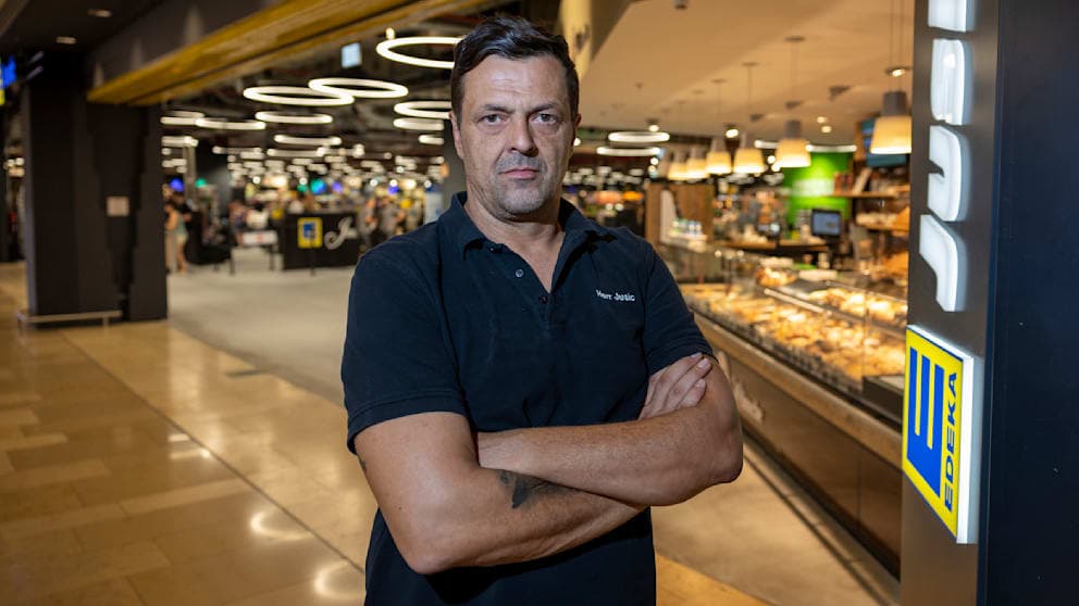 Der 43-jährige Hajrudin Jusic betreibt seinen Supermarkt in den Riem-Arkaden in München.