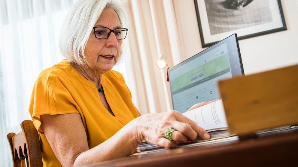 Rentnerin nutzt das Online-Portal Elster für ihre Steuererklärung.