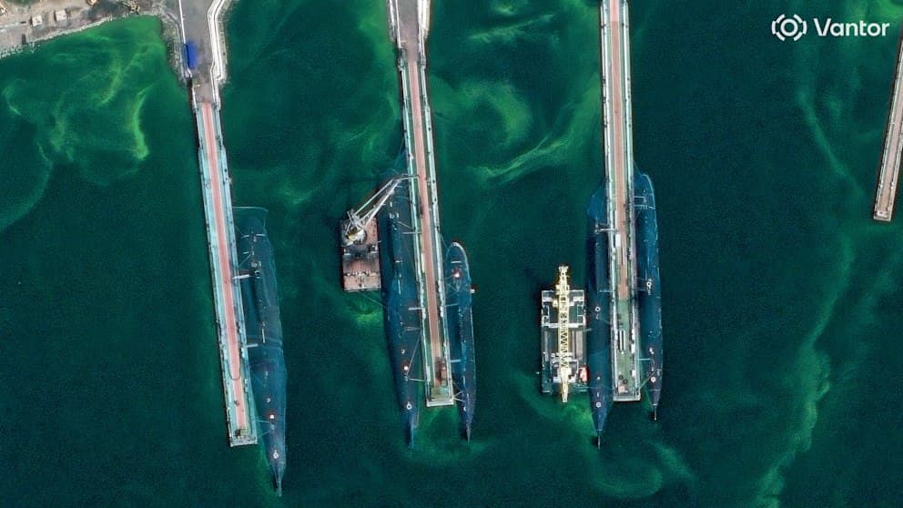 Satellitenaufnahmen von Vantor zeigen die Schutznetze über Rybachiy, die Russlands Atom-U-Boote vor Drohnenangriffen abschirmen sollen.