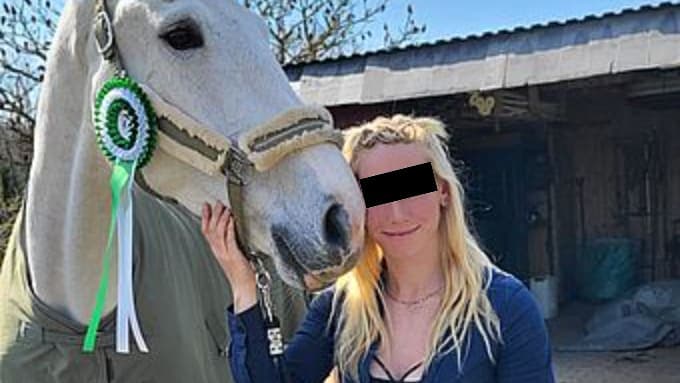 Gina H. (30) vor Gericht, an ihrer Seite ihr Pferd Cleo.