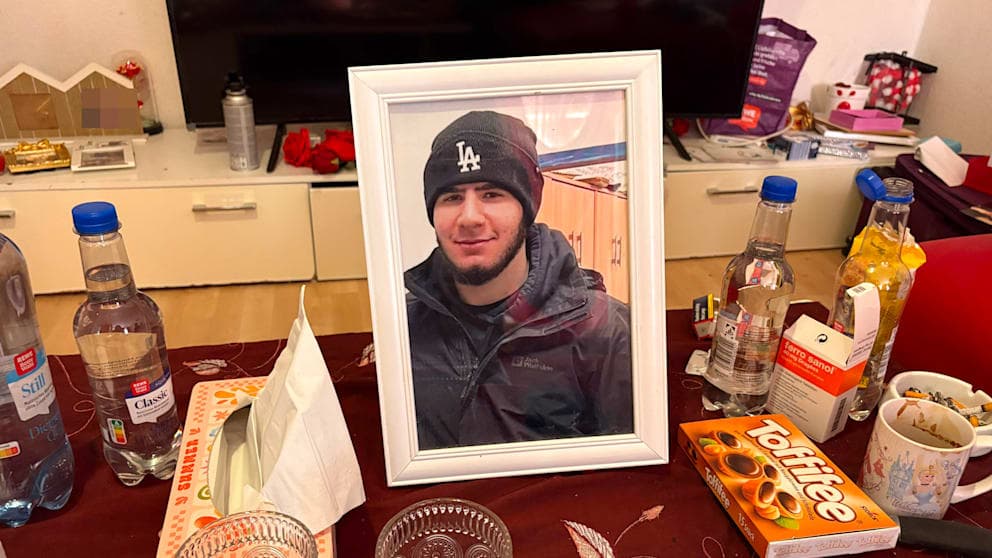 Ein Foto ihres Sohnes Abdul Ballout, des Terroristen, steht auf dem Couchtisch der Mutter.