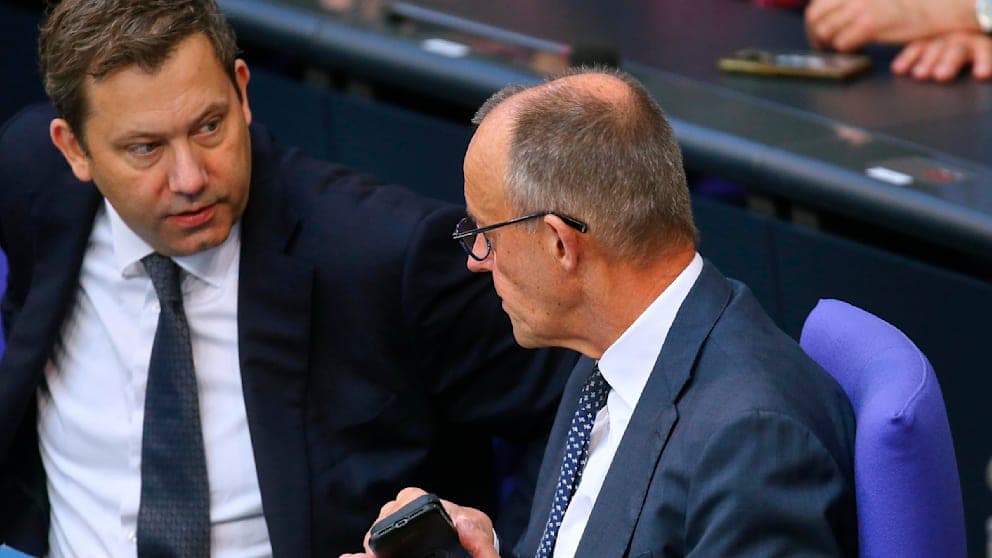 Versprochen, gehalten, gebrochen: Finanzminister Lars Klingbeil (48, SPD, links) und Kanzler Friedrich Merz (70, CDU)
