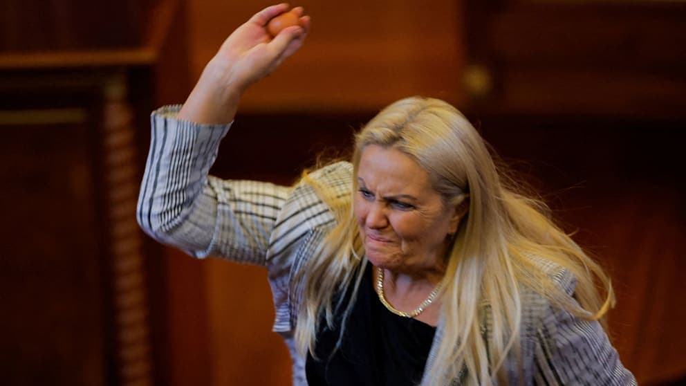 Kosovo-Politikerin Kadrijaj wirft im Parlament Eier auf den Regierungschef.