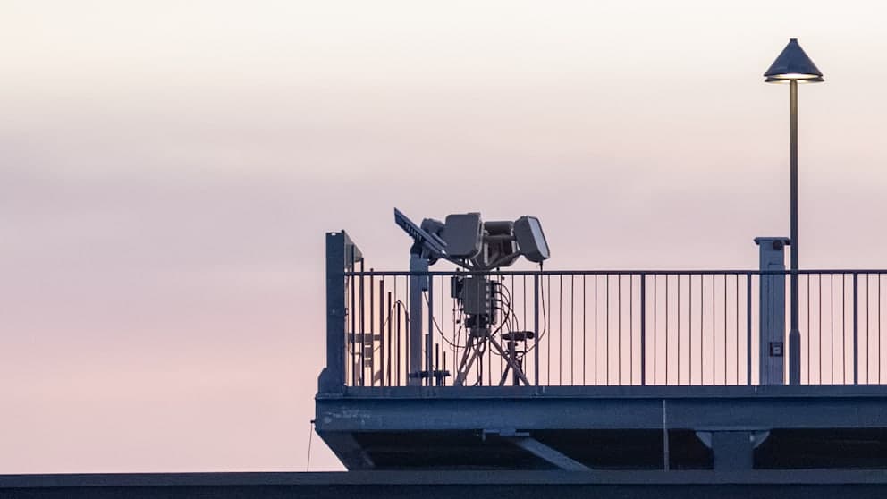 Die mobile Drohnenabwehr ist auf der Aussichtsterrasse am Flughafen-Verwaltungsgebäude stationiert worden.