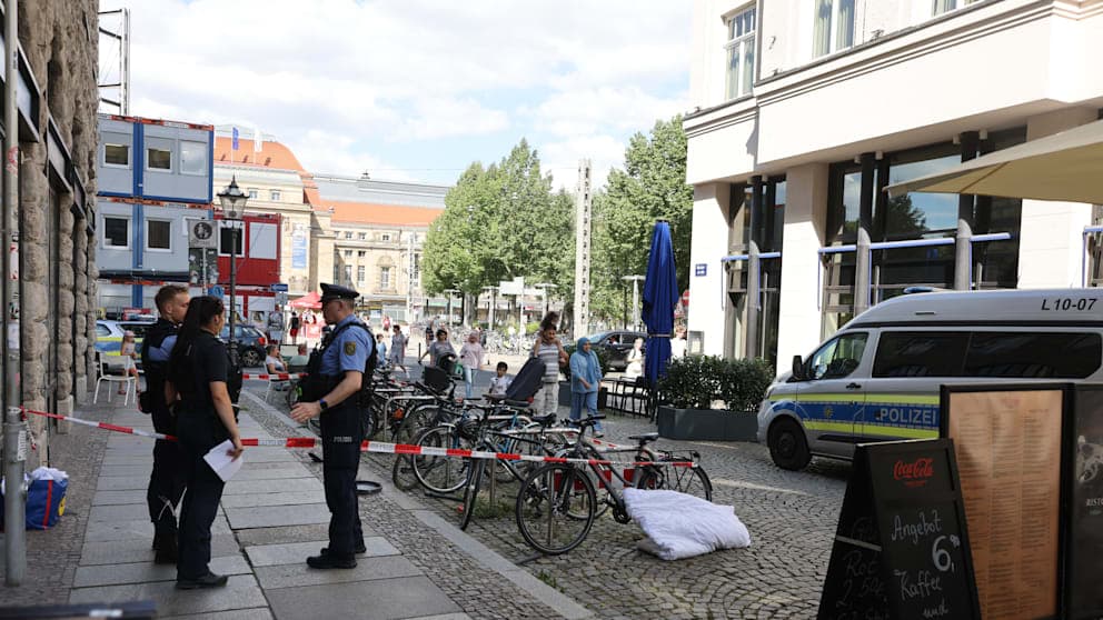 Die Nikolaistraße in der Leipziger Innenstadt wurde von Polizei und Rettungskräften großflächig abgeriegelt, eine Decke bedeckt den Asphalt.