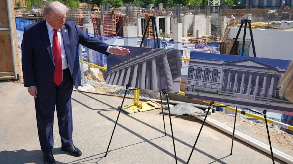 Der 80-jährige Donald Trump äußert sich vor dem Weißen Haus neben Visualisierungen des geplanten Ballsaals.