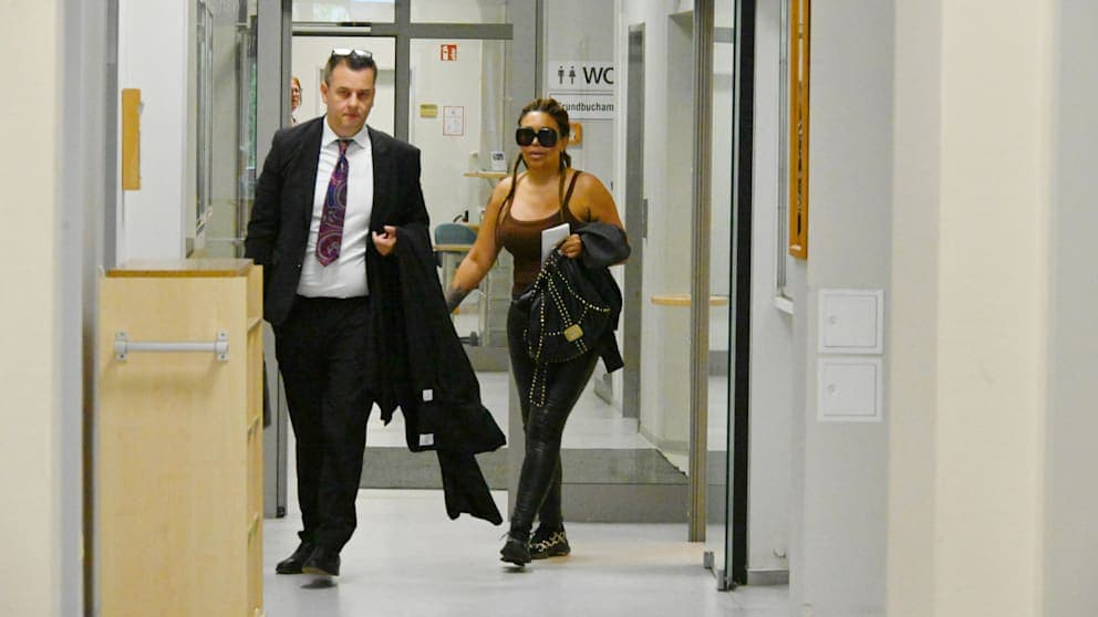 Patricia Blanco und Anwalt Christian Abel begeben sich zum Verhandlungstermin am Amtsgericht Reinbek.