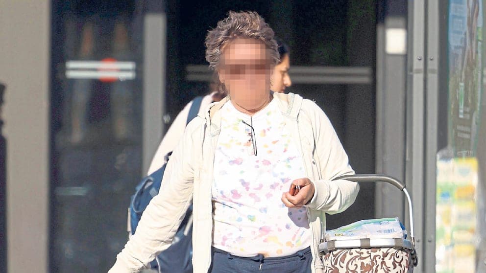 Trotz 17-jähriger Krankschreibung erhielt die Lehrerin automatische Gehaltssteigerungen und wehrte sich juristisch gegen ihre Pensionierung.