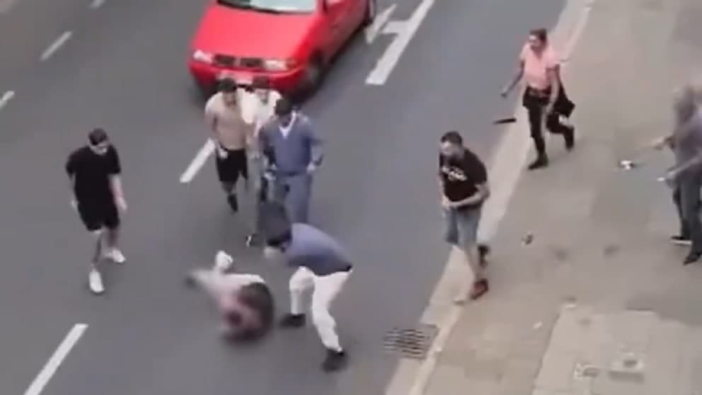 Massenprügelei mit Äxten und Hämmern in der Stadt