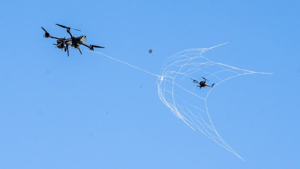 Eine Abfangdrohne (links) überwältigt ein kleineres Modell mit einem Netz – eine Technik, die auch bei der Bundeswehr im Einsatz ist (Archivbild).