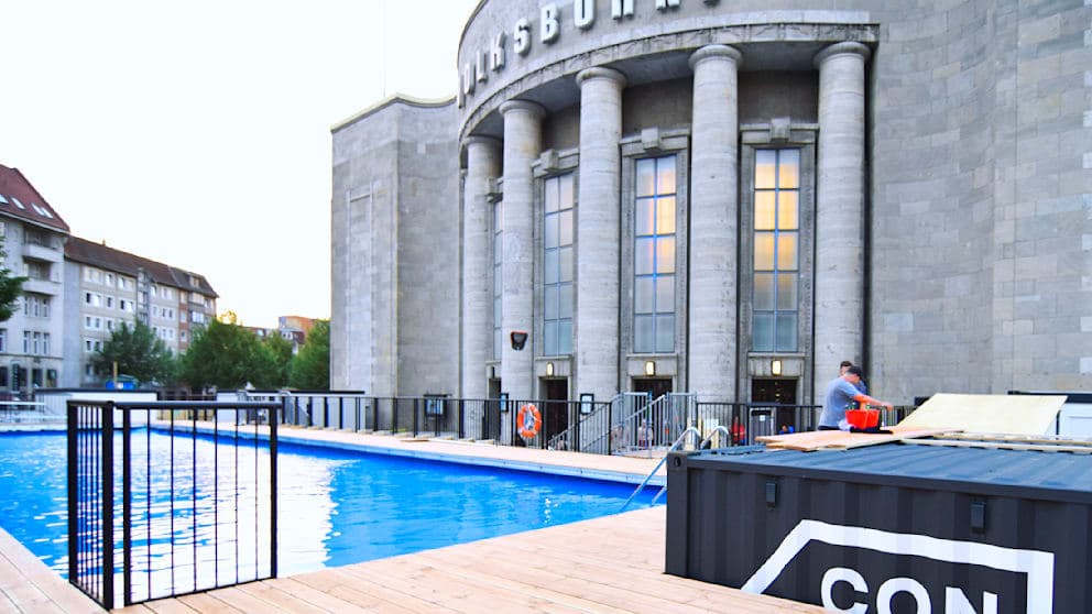 Ein 25 Meter langes und 1,30 Meter tiefes Provisorium: Das temporäre Volksbad vor der Volksbühne.