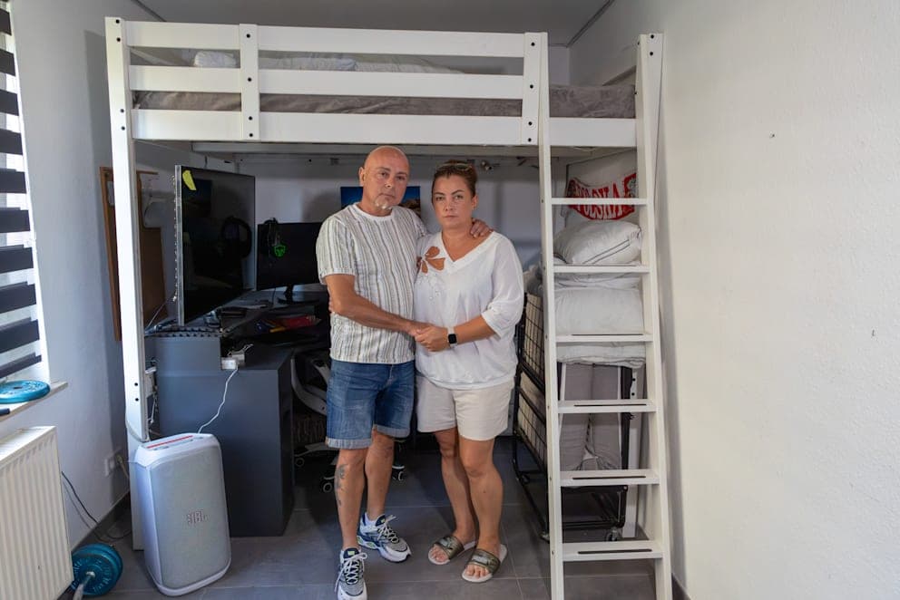 Im Kinderzimmer ihres inhaftierten Sohnes Nikodem (17): Georg R. (53) und Isabela N. (40).