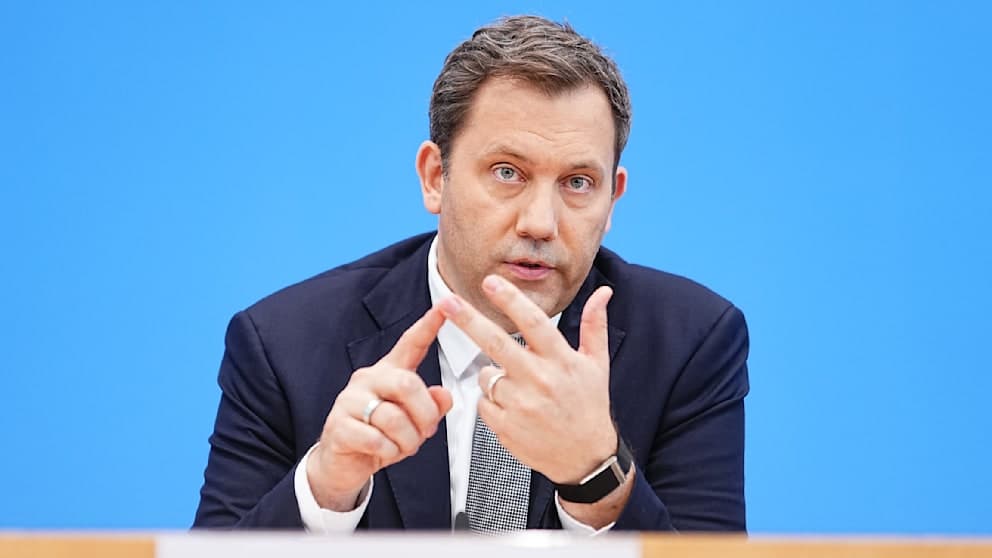 Finanzminister Klingbeil präsentiert sich als Herr seiner Zahlen.
