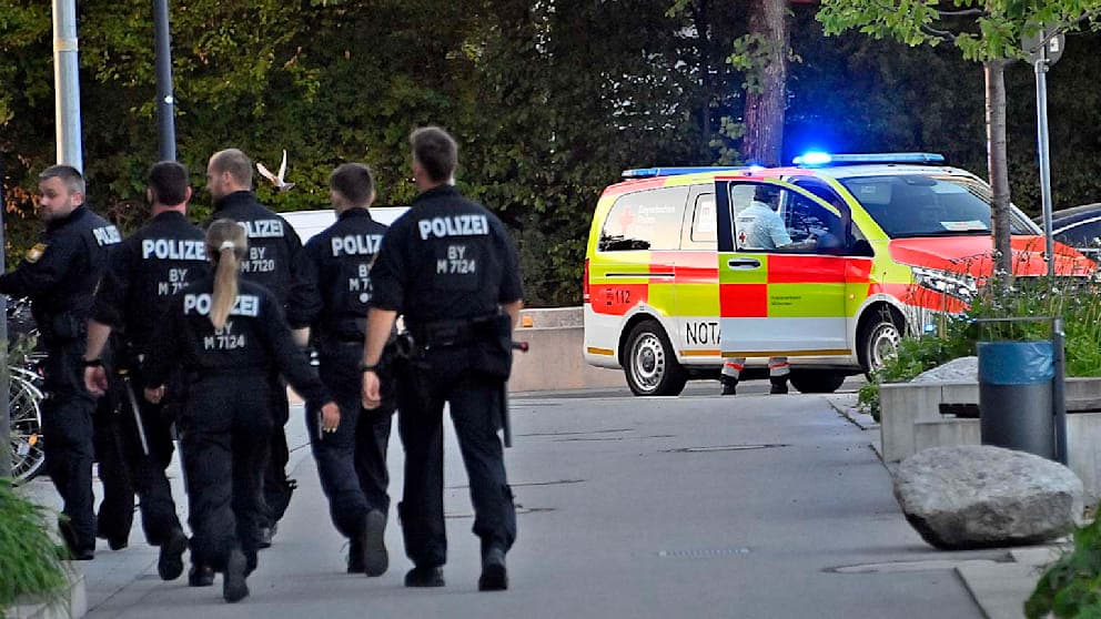 Einsatzkräfte vor dem Obdachlosenheim an der Boschetsrieder Straße in München.