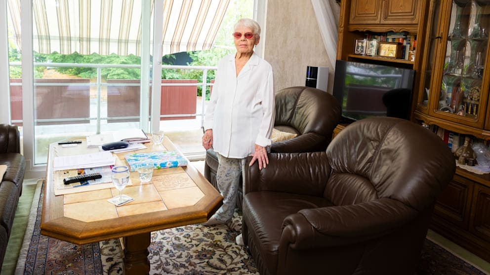 Katharina Bolte, 91, in ihrem Kölner Wohnzimmer in Lindenthal.