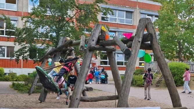 Junge entkam aus umzäuntem Kita-Gelände – Kinder spielen im Hof der Einrichtung.