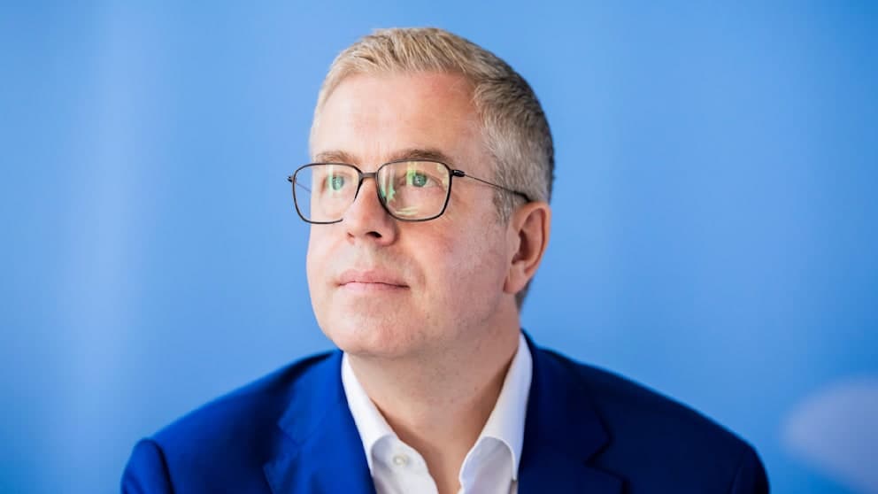 CDU-Spitzenkandidat Stefan Evers (46) profitiert von neuem Auftrieb: Seine Partei verdrängt die Linke und sichert sich die Spitzenposition.