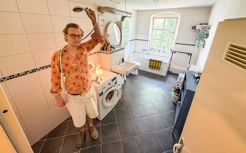 Wo einst seine Dusche stand, thront nun Kasper I. (43) – den Duschkopf bewahrt er als Erinnerung.