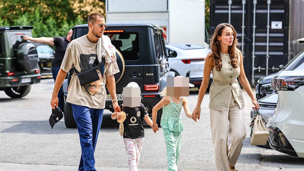 Anton (30) traf mit seiner Familie beim Team-Event ein.