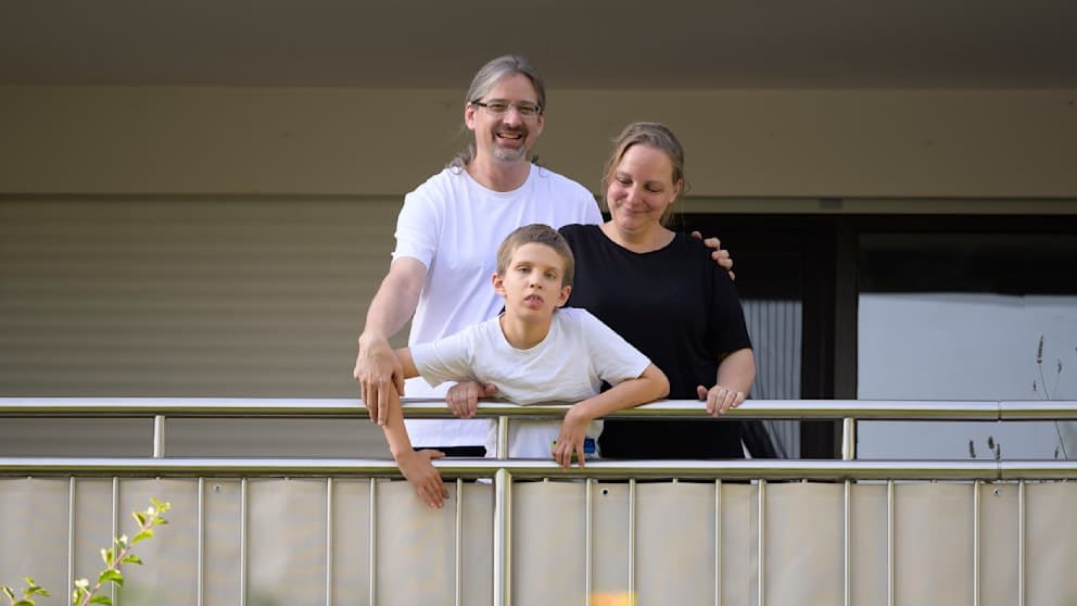 Seit zehn Jahren wohnt die Familie L. mit ihrem schwerbehinderten Sohn im Münchner Umland – nun wehrt sie sich gegen die Räumungsklage.