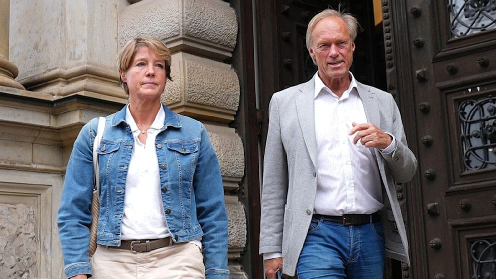 Gerhard Delling und Christina Block verlassen das Hamburger Landgericht nach dem Verhandlungstag im Entführungsprozess.
