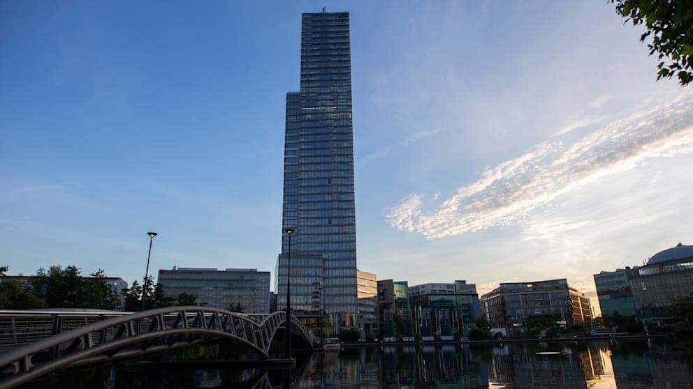 Der insolvente Konzern wirkt an vielen Bauvorhaben in Deutschland mit. Seine Zentrale liegt im KölnTurm unmittelbar am Mediapark-See.