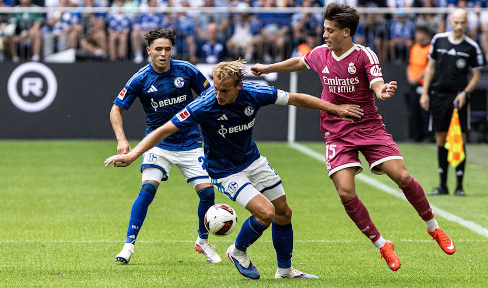 Timo Becker kämpft im Zweikampf mit Madrids Arda Güler – eine starke Leistung des Schalkers.