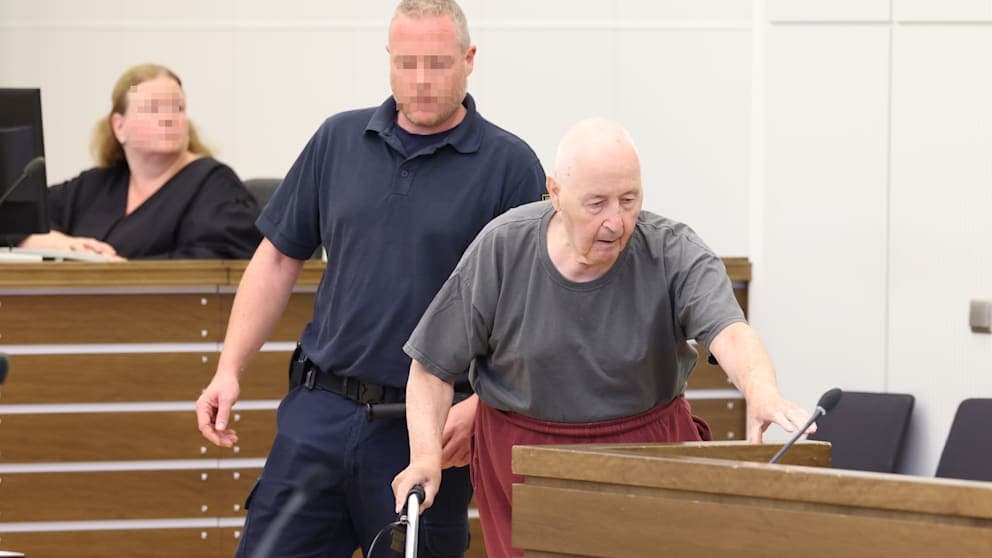 Mit dem Rollator zur Anklagebank: Hans S. (81) erscheint vor Gericht.