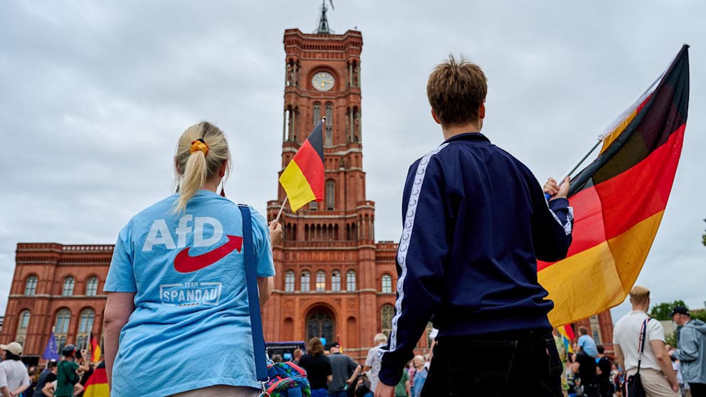 AfD-Anhänger versammeln sich vor dem Berliner Roten Rathaus.